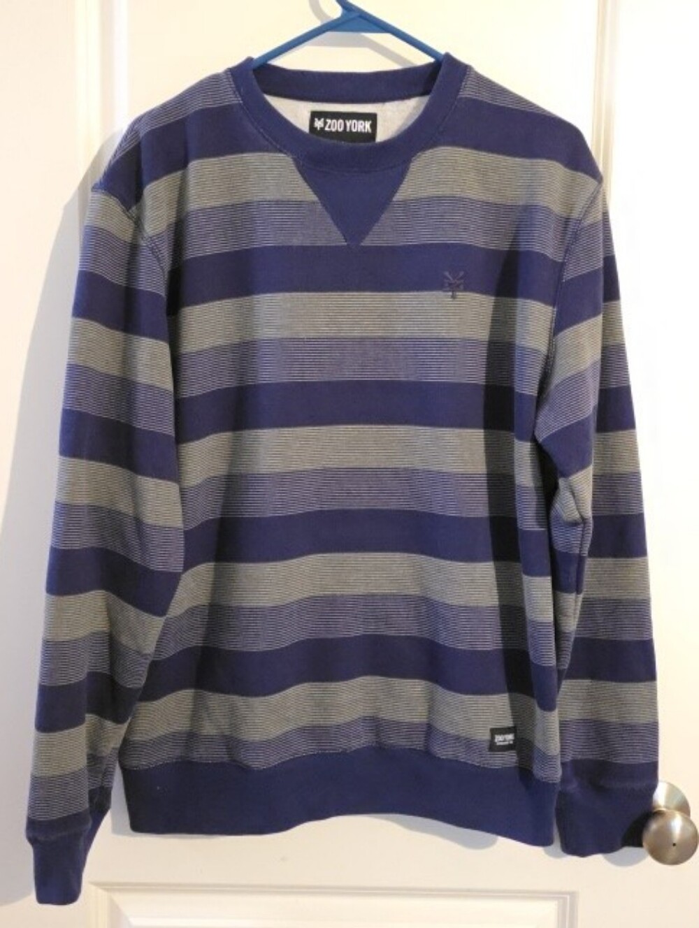 Zoo York Men’s Y2K Blue & Gray Striped Crewneck Sweater